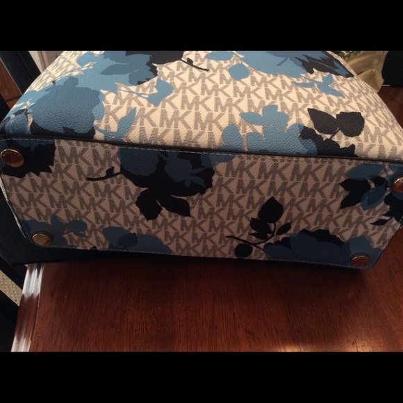 MK Hailee Md Navy Satchel with Sm Navy Wallet - Picture 6 of 7